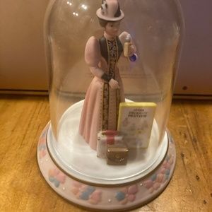 2004 MRS. ALBEE MINATURE FIGURINE WITH DOME - EUC